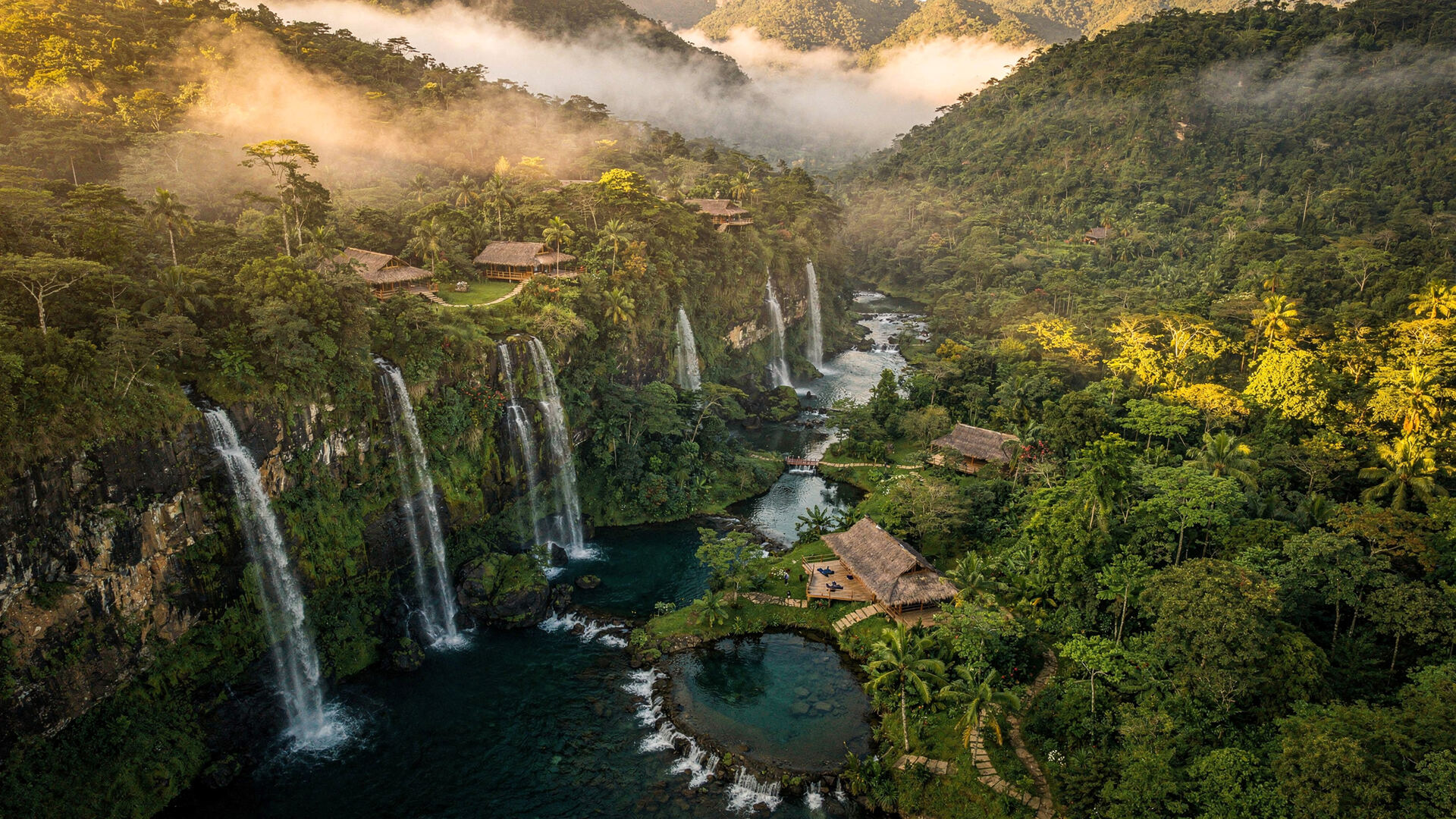 Vue aérienne du domaine Phoenix : cascades et bungalows dans la vallée de Rivera, Huila